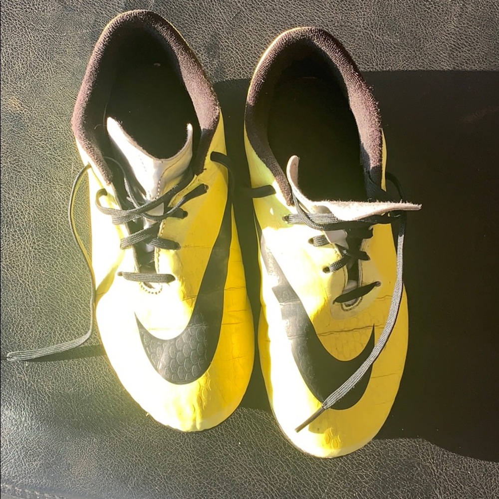 Soccer cleats